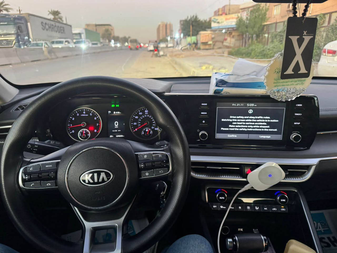 كيا k5 موديل 2021 
سعرها 137 ورقة وبيها مجال 
بيها حادث قطعتين تبديل بلادي نفس اللون جاملغ وباب ايمن وصبغ طرف البنيد كلش اضافة الى ملاحظات بالجهة اليسرى 
ماشية 78 ميل
عليها غرامة 400 الف دينار 
محرك وكير مكفولات وبدون شاصي ابد
رقمي للتواصل *********** بغداد, العراق
