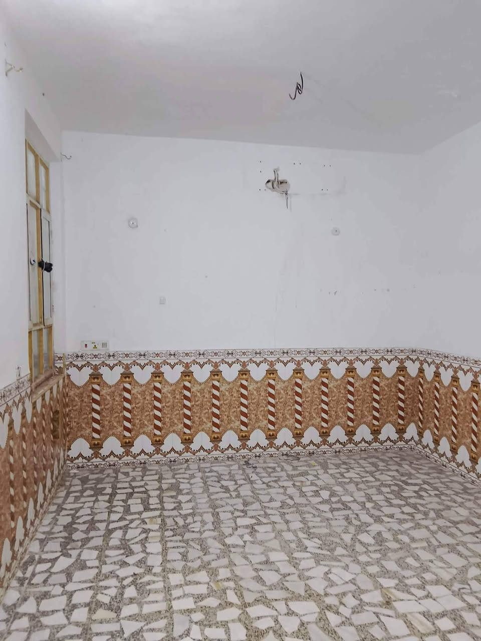 السلام عليكم بيت للإيجار فقط كربلاء الأمن الداخلي المساحه 125 بيت نصيف كما موضح بالصور 
للاستفسار *********** صاحب البيت إني مكلف بالنشر اي استفسار اتصلو عالرقم وشكرا
