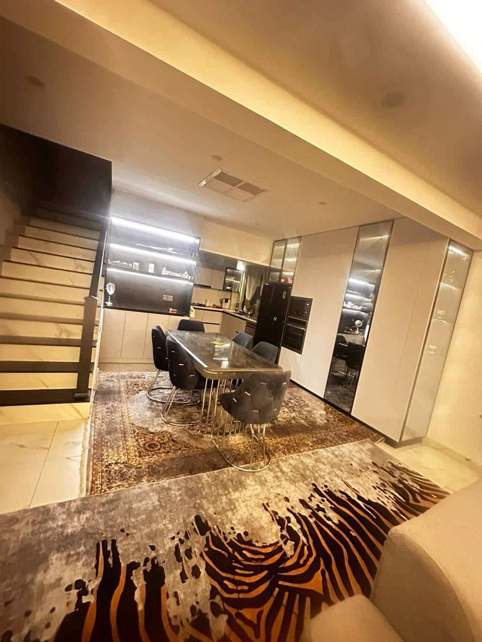 � للبيع بيت زيرو فاخر – مجمع زنار سيتي
📍 الموقع: مجمع زنار سيتي السكني – خلف كنجان سيتي
📐 المساحة:
▪️ الأرض 240 م²
▪️ البناء: 300 م²

✨ المواصفات:

 • بيت جاهز للسكن
 • تصميم داخلي مختلف ومميز عن باقي دور المجمع
 • واجهة فخمة بتصميم كلاسيك راقٍ مع أعمدة ديكورية
 • صالة ضيوف كبيرة
 • صالة داخلية واسعة
 • 4 غرف نوم�▪️ 2 غرف سويت (حمام خاص)
 • مطبخ مؤثث بالكامل
تنباع ويا الاثاث و بدون اثاث
 • طاقة شمسية
 • سبالتات مركبة
 • مقابل الحديقة مباشرة
 • مجمع متكامل ومجهز بكافة الخدمات

💎 بيت فخم وعملي، مناسب للعوائل الباحثة عن الراحة والهدوء داخل مجمع سكني راقٍي
لاستفسار اكتر اتواصل ويا الرقم التالي
***********
#احمد_للعقارات
