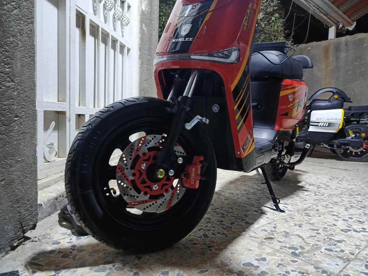 دراجه شحن( R11 )مديل (2026) نوعيه قويه وتتحمل الأوزان الثقيلة وسرعت الدراجه بل عداد (120) و ملفها 1800اي نقوصات ما بيها  (خمس بطاريات كبار 32 امبير) اقوه شي كلشي اصلي الشاحنه ول مرايات مالاتها ول وصل موجود دراجه شوفت العين خاليه من اي عطل و انضف من جديده سبب لبيع محتاج فلوسها سعر (610) جايبها ب (700) من لوكيل سعر(610)مجالها قليل وبل عافيه عل ياخذها العنوان البصره قضاء شط العرب الفيحاء قرب جسر خالد الرقم (***********) واتساب
