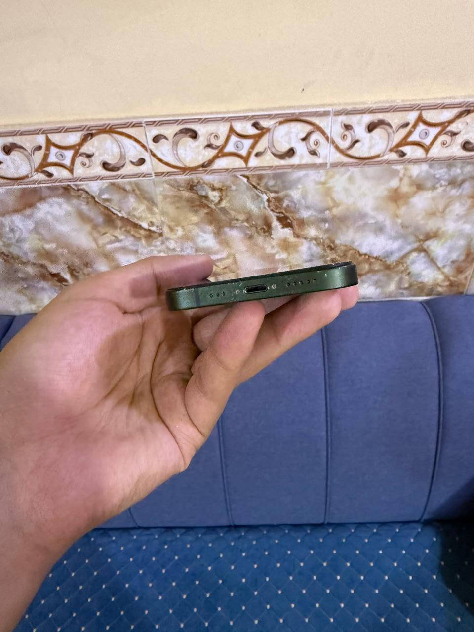 السلام عليكم ايفون ١٣ العادي للبيع الشاشه بيه تعلك بس تلمس وتستجيب لكن تعلك ف ضروري تبدل الشاشه واسعراهن ٧٠ تقريبا انا ابيعه هيج بطاريته ٨٢ وضهره ايضا مكسور الضهر مو مهم بس بدل شاشه ويرجع بلاد السعر ١٢٥ قفل قفل قفل لان تبدل شاشه ب٧٠ يصير عليك ب ١٩٥ بلاش 
مكاني البصرة الابلة وهذا رقمي ***********
