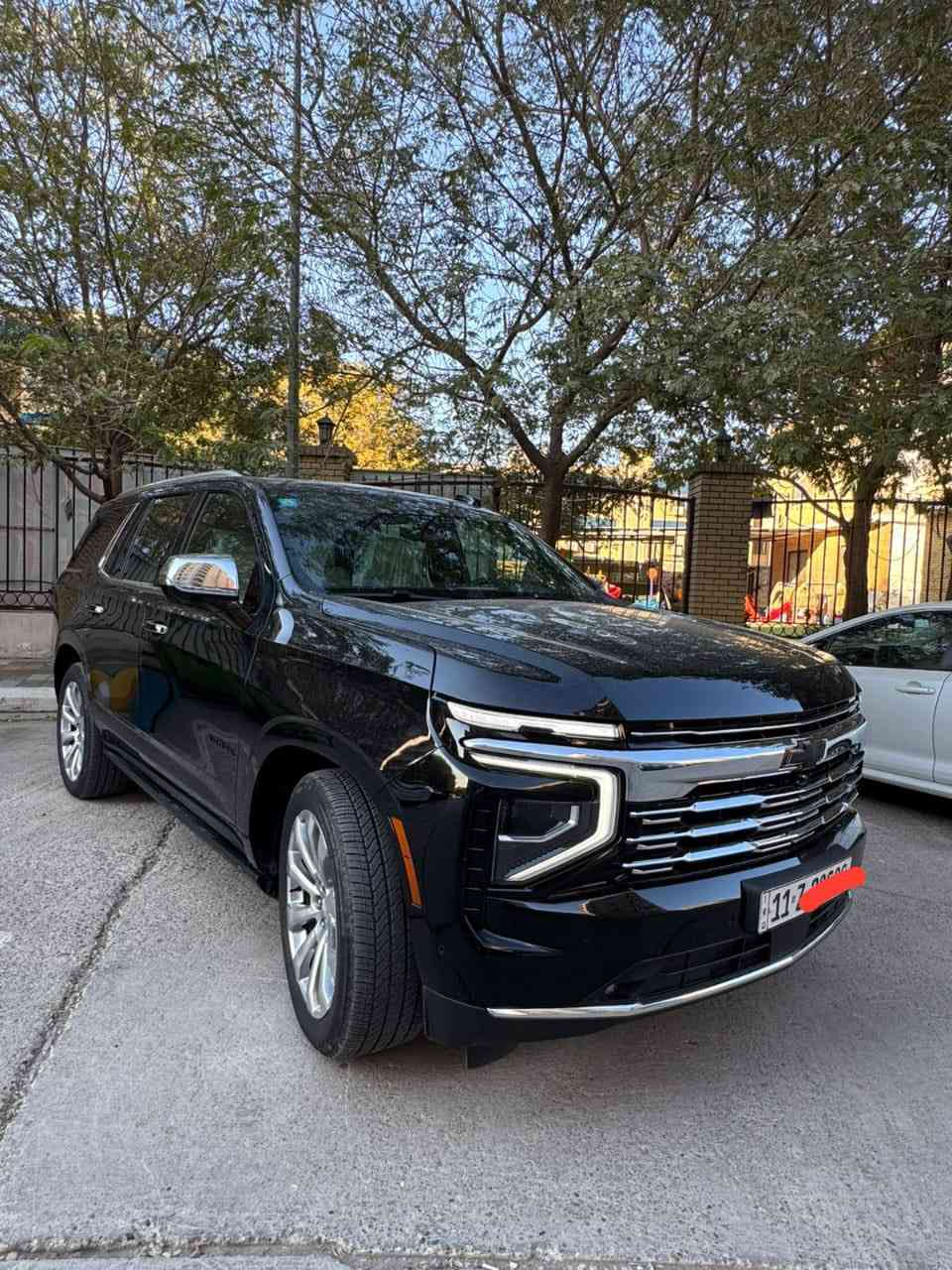 ✨ للبيع – شفروليه تاهو 2025 بريمير | أعلى فئة ✨
🚘 خليجي | رقم بغداد مميز | كفالة عامة

سيارة فخمة تجمع القوة، الراحة، والتكنولوجيا بأعلى مستوى، بحالة الوكالة وجاهزة للفحص.

🔹 الموديل: 2025
🔹 الفئة: Premier (بريمير)
🔹 المواصفات: خليجي
🔹 الضمان: كفالة عامة
🔹 الحالة: ممتازة جداً – استخدام خفيف

⚙️ المواصفات الفنية:
 • محرك V8 سعة 5.3 لتر
 • ناقل حركة أوتوماتيك 10 سرعات
 • نظام دفع رباعي (4×4)
 • أنظمة قيادة متعددة حسب الطريق

🛋 الداخلية والراحة:
 • مقاعد جلد فاخرة
 • مقاعد أمامية كهربائية + تبريد وتسخين
 • شاشة وسطية كبيرة تعمل باللمس
 • عدادات رقمية
 • نظام صوتي فاخر BOSE
 • تشغيل بصمة + تشغيل عن بُعد
 • تكييف ثلاثي المناطق
 • شحن لاسلكي للموبايل

🛡 الأمان والمساعدة:
 • رادار أمامي
 • نظام المحافظة على المسار
 • تحذير النقطة العمياء
 • كبح طوارئ
 • حساسات أمامية وخلفية
 • كاميرات محيطية 360°
 • تثبيت سرعة ذكي

✨ الخارجية:
 • جنوط ألمنيوم قياس 22 إنج
 • إنارة LED كاملة
 • فتح وغلق شنطة كهربائي
 • مظهر رياضي وفخم

سعر مناسب !

📍 موقع السيارة: مجمع الأيادي
📞 رقم التواصل: ***********
