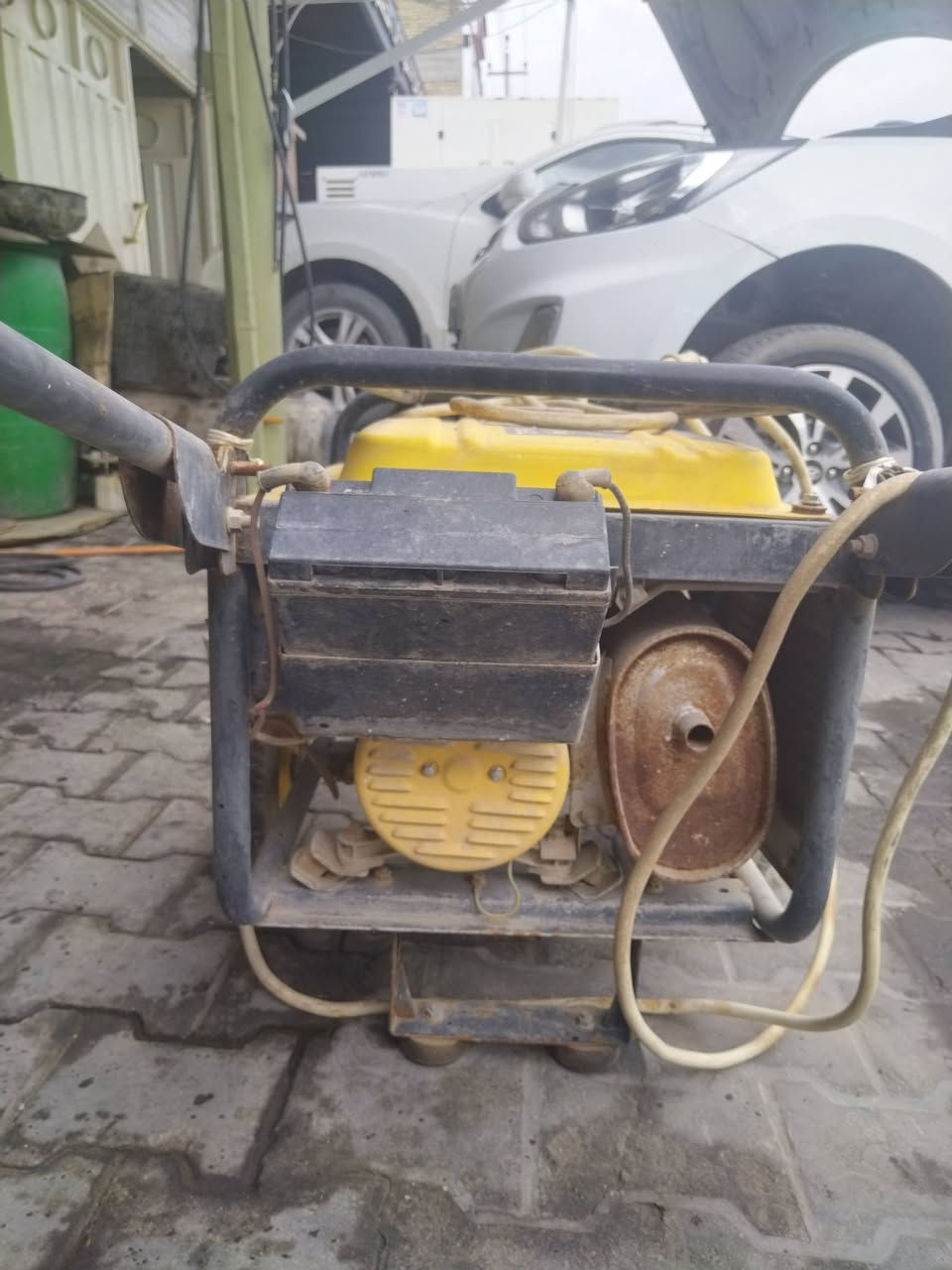 السلام عليكم مولد  بانزين ١٢ انبير  ما مفتوحه بلاديه شرط شغاله صوته هادئ شرط سعر ١٧٥ العنوان النجف الأشرف لاستفسار اتصل او واتساب ***********
