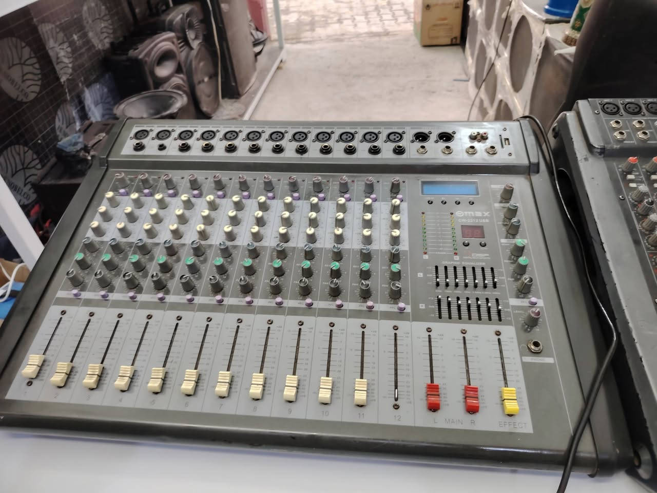 مكسر صوت بور يشغل 4 سماعات ثنائي شغال للبيع سعره 250 بي مجال مكاني حله محاويل ***********
