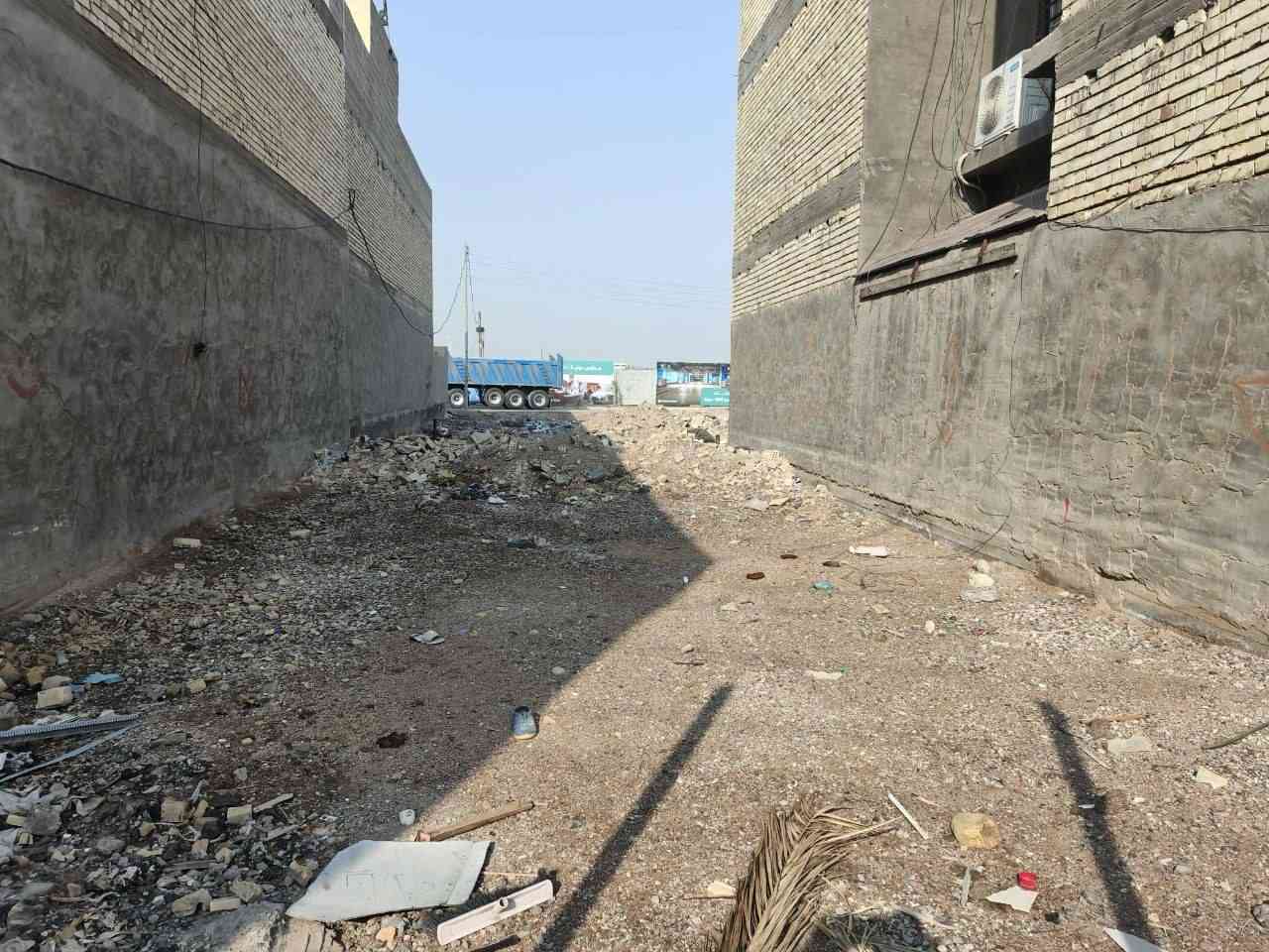 السلام عليكم قطعه ارض طابو ملك صرف  للبيع في بغداد جسر ديالى القديم قرب مجمع الفيروز يقع المجمع خلف القطعه وامامها منتزه قريبه على شارع العام تحتوي على جميع الخدمات من ماء وكهرباء وانترنيت
مساحه القطعه 172م   الواجهه  7.24  
النزال الايسر 26
النزال الايمن 22 

للتواصل ***********
