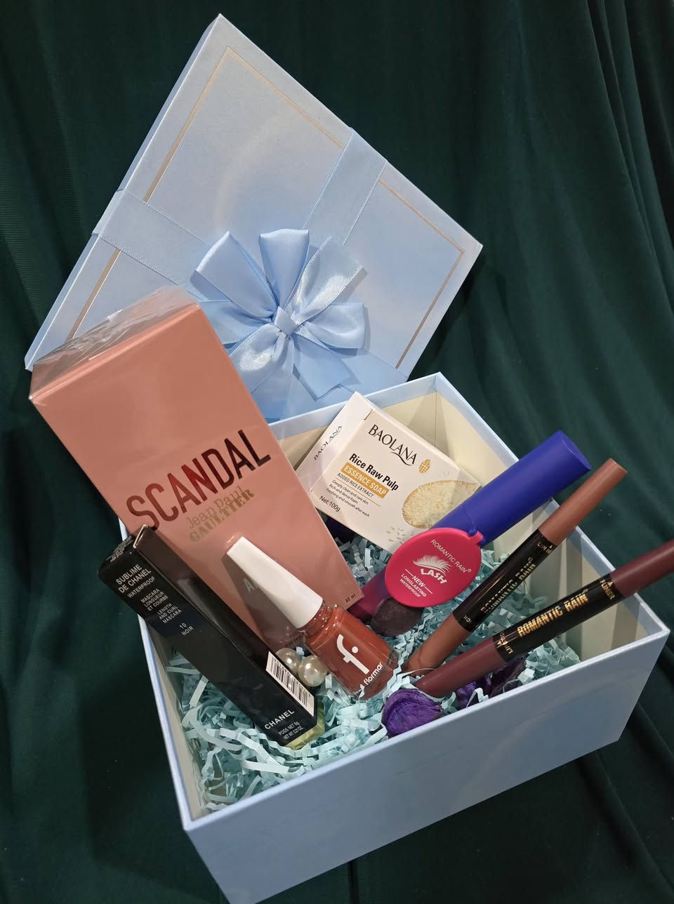 فقط ب١٠ الاف تكدر تجيب هدية عيد الحب
هي تستاهل وأنت كريم 
بس يمنا خليناك توفر وتقدملها هدية تعجبها
راسلونا خاص او واتساب ***********
يوجد لدينا توصيل لجميع محافظات العراق
#عيدالحب
#هداياعيدالحب
#حبيبتي
