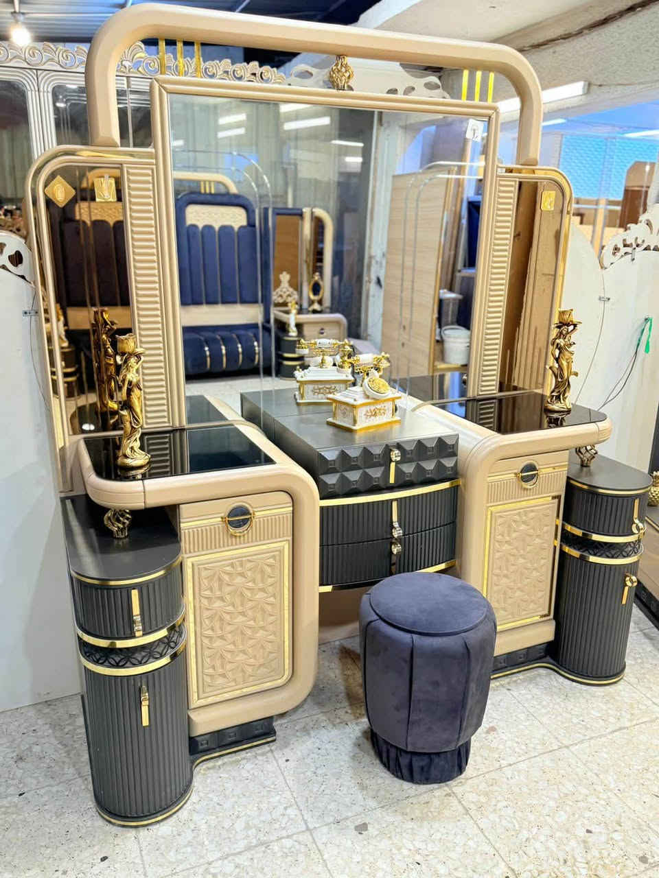 ✨ غرفة تركية  مودرن ✨
 نظام أبواب 9قطع بروفايل فاخر
سرير ضهر بلوك بمخزن عملي
جام برونزي أنيق
قماش وتر بروف أصلي 
نضافته ٩٥/💯
🚚 شد ونقل مجاني داخل بغداد
توصيل للمحافظات بأسعار رمزية


**إذا كنت صاحب هذا الإعلان وتريد حذفه لأي سبب، رجاءا أرسل رسالة إلى الدعم الفني**