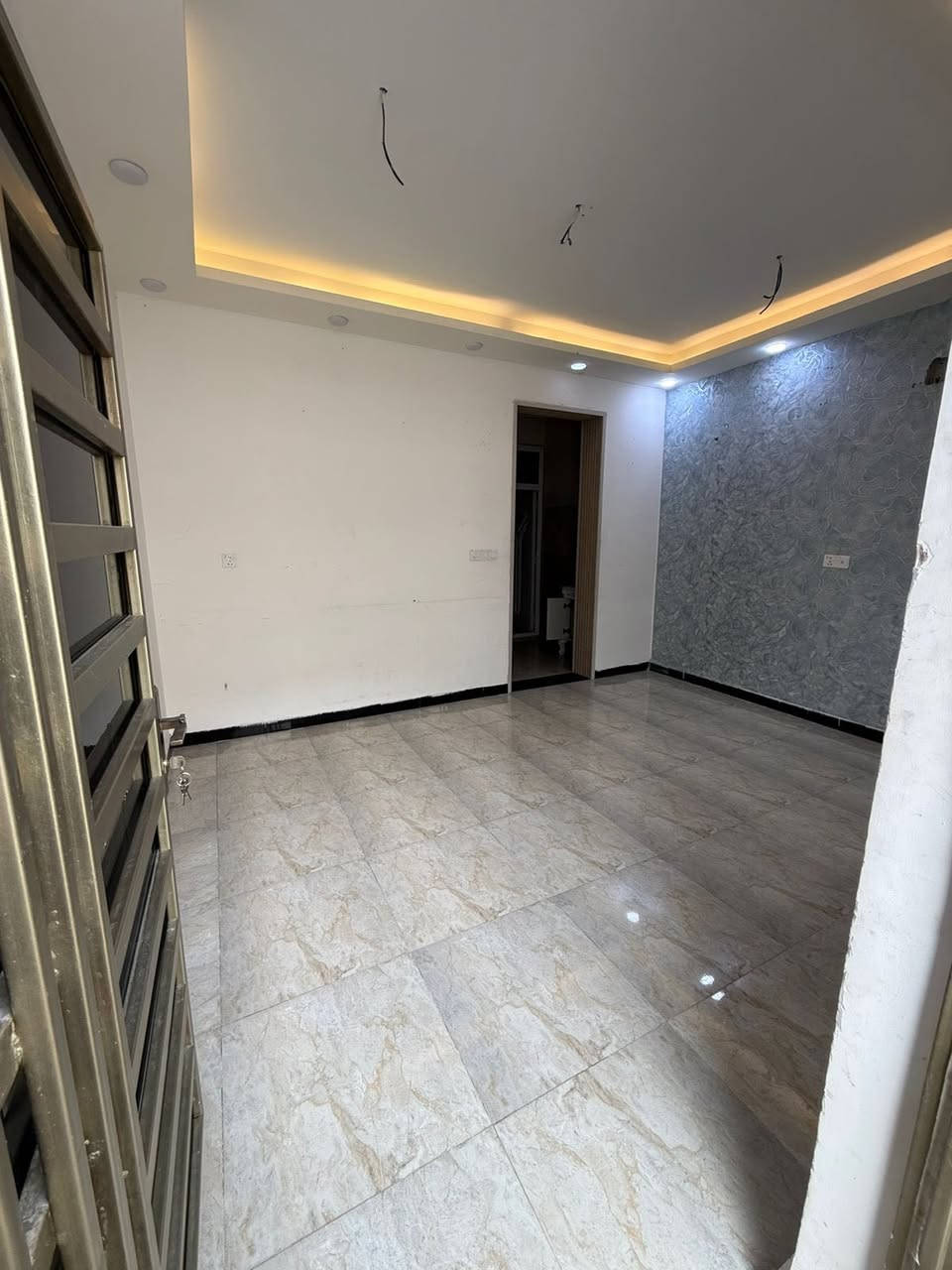 بيت يجار مساحه ٥٠ متر طابقين يحتوي على ثلاث غرف نوم وصاله ومطبخ وخدمات بناء حديث مكان الزراعة الكوخ سعر ٥٠٠ مجال بسيط *********** اتصال رقم المكتب
