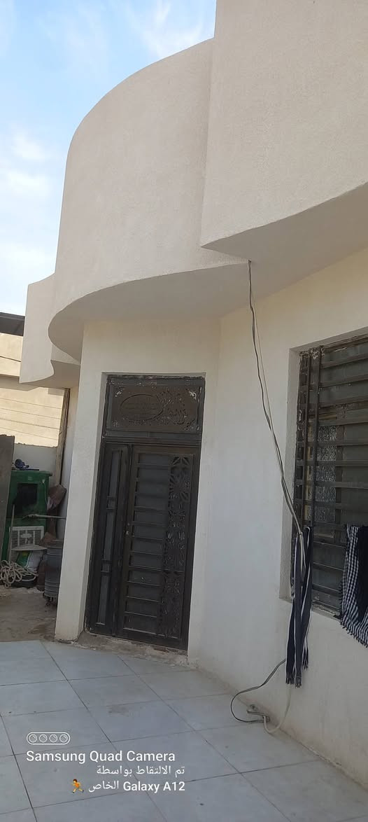 السلام عليكم  بيت للبيع طابو زراعي سند 25  المساحة 220  متر  طابق او نص  يحتوي على 2 غرفة نوم   + 2 غرفة سويت  مطبخ كبير  + صاله + ستقبال  البناء حديث  العنوان كربلاء طريق بغداد  مجاور مطبخ العتبه  الاستفسار  الاتصال على الرقم  ***********  / ***********
