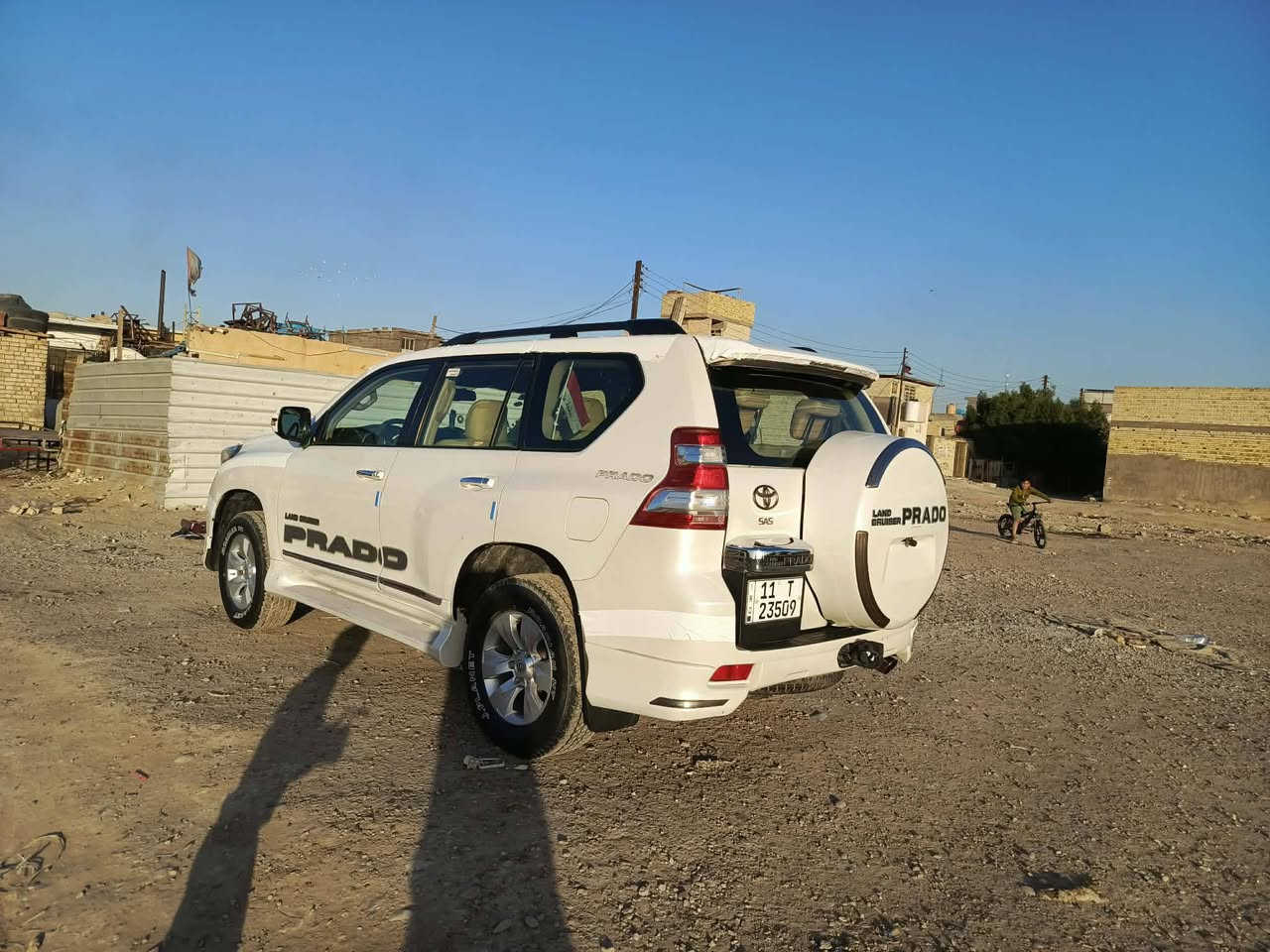 السلام عليكم
سيارة برادو للبيع موديل 2010
سيارة فول مواصفات بيها جاملق و باب صبغ بيهن السبب شخوط لا معجون ولا ضربة 
مكينة 4 سلندر نضيفة حيل
بغداد ب اسمي سنوية جديدة 
السعر 175 
*********** حي النصر
