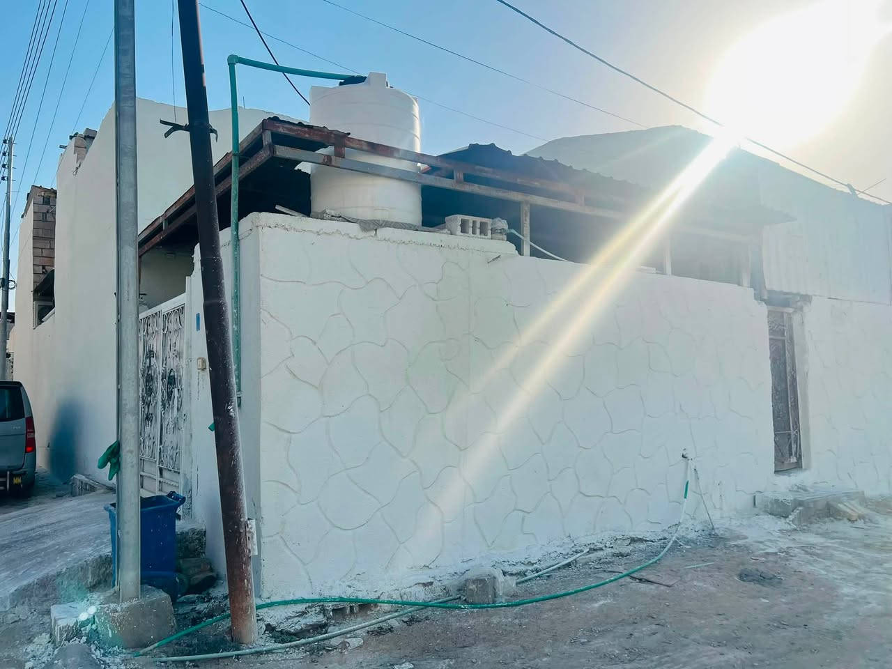 دار سكن للبيع
يحتوي على 2 غرف منام و2 فوك +مطبخ فوك وصحيات  + هول+ مجمع صحيات داخليه + ديوان خارجي + صحيات خارجيه + كراج سياره + ترك ومنور +مطبخ

مساحه البيت ٢٠٠ متر ركن  

نوع العقار طابو زاعي سند ٢٥ بسم عراقي وكاله ومكتبه ونسخه من طابو

علماً المنزل بالكامل سيراميك 

نوع السقف كونكريت 

المنطقه تحتوي على جميع الخدمات ماء وكهرباء ومستوصف صحي ومدارس ابتدائيه 

الجيران ذهب صافي 

العنوان البصره شط لعرب الجزيره ليوبه قرب المستوصف

السعر المطلوب ١٢٥وبي مجال ان شاء الله 

للاستفسار التواصل خاص او على الرقم التالي /

‏***********
مكتب عقارت المهندس
