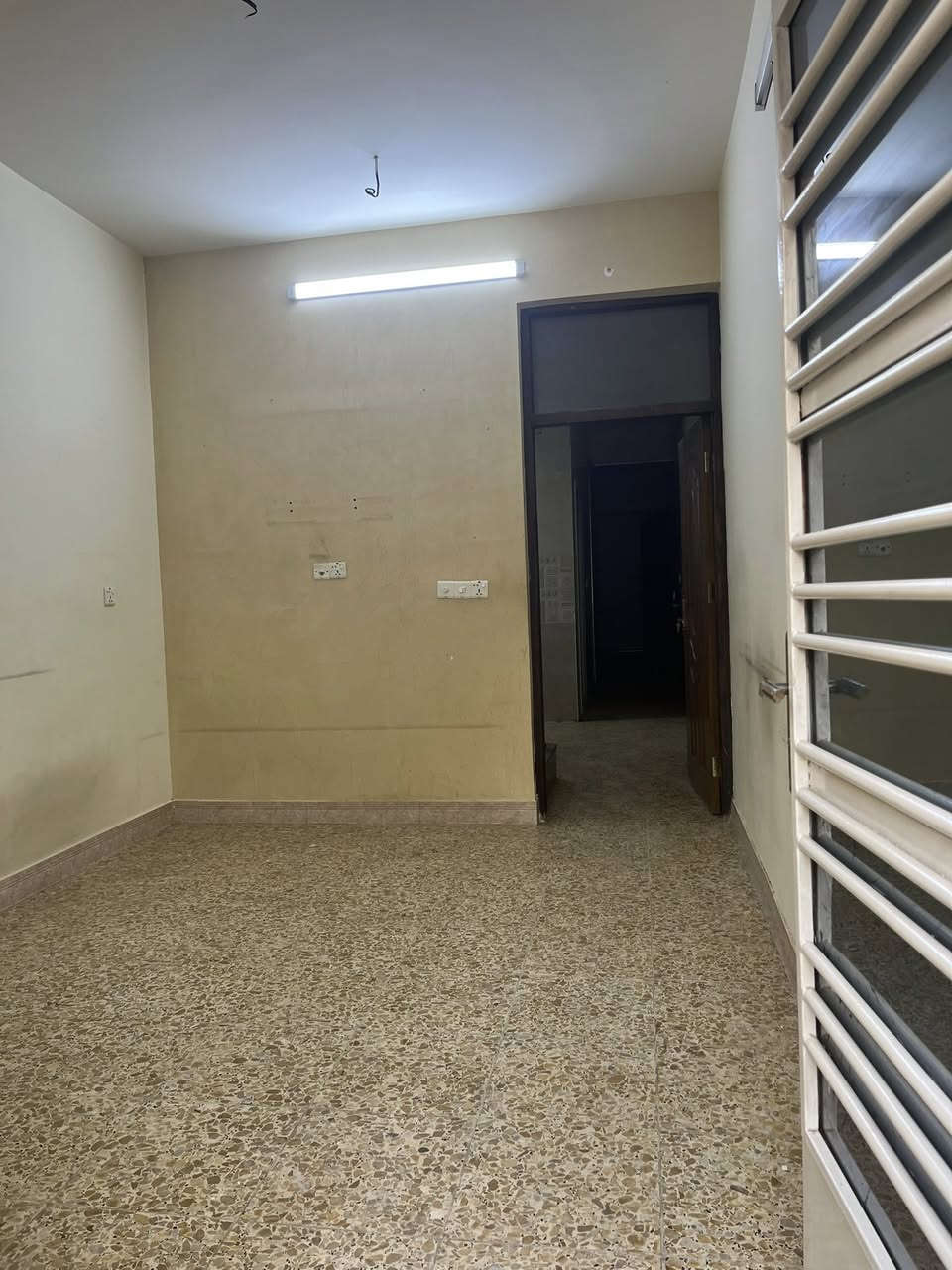 مشتمل للبيع
مساحة المشتمل ٥٥ متر 

واجهة ٣,٣٠ نزال ١٦ ونص

يحتوي على صالة ومطبخ و٣ غرف نوم

صحيات فوك وجوا 

العنوان الشعب حي سومر 

شارع عرضه ٨ قرب الفلكة الاولى

السعر ١٧٠ مليون قابل للتفاوض 

للاستفسار ***********
