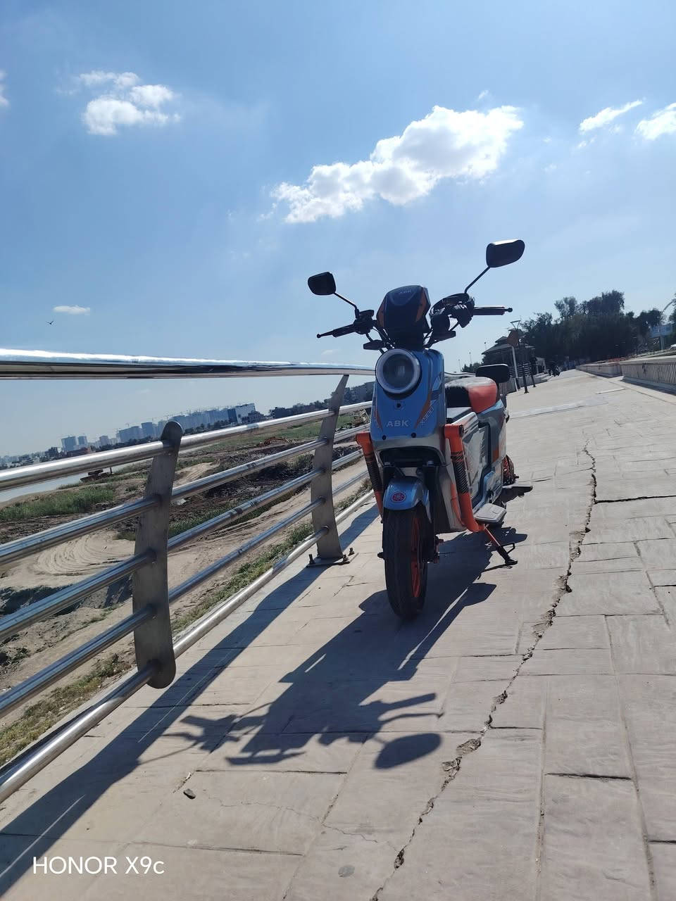 دراجه للبيع بسعر 550,000 مستخدمه لمده اسبوعين دراجه مع ضمان ثلاثه اشهر للتواصل مع  ***********
