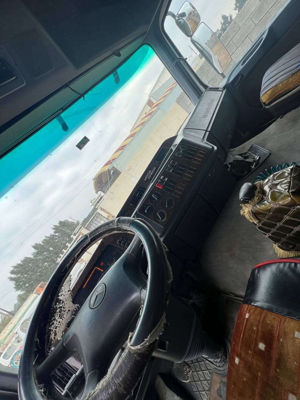 السلام عليكم سياره للبيع 2001 حجم 43 تخم تاير محرك كير كله مكفول سياره جديده 
رتايدر 5طكات بدون صبغ مسجله عربانه 4محاور تبريد تدفئه كله شغال رقم صلاح الدين تحويل مباشر
 للاستفسار الاتصال على الرقم ***********
