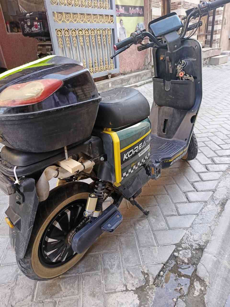 السلام عليكم
دراجة نوع كوريا MR ٦ بطاريات حجم كبير
32 امبير دراجة بلادية نظافة فول
وكفالة عامة كلشي كهربائيات شغال
تصميم ولون حلو ونادر والتايرات 
بلادية من شركة التصنيع
دراجة قوية وتفيد للمسافات البعيدة
السعر 650 الف مكاني منطقة الصليخ
واي استفسارات عن الدراجة
رقم واتساب ***********
