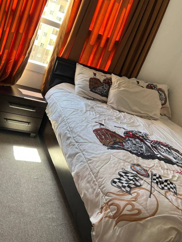 سەلاموعەلەیک 
هاوریان تاقمیکی ژووری نوستن 
بۆفرۆشتن  تورکی ئەسلیە  خۆی 38$ پیداو 
داوای 4$ لی ئەکەم   
زۆر زۆر چاکە بۆ شوختو شکاوی مەگەری لۆک لۆکە 
***********
لەسلیمانیم السليمانية, العراق
