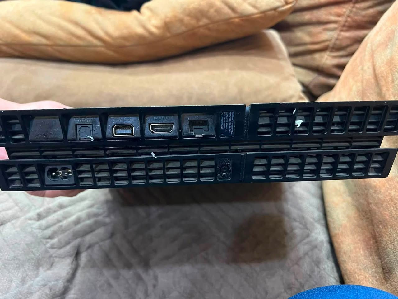 بلي فور فات
كامل ملحقاته 
يده اصليه وحده بيها خلل L1شوي تعلك 
قرصين اله الحرب 
وتكن سبعه السعر ٢٦٠الف 
تواصل ‭***********‬
