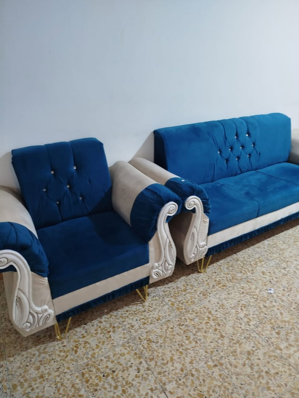 سلام وعليكم قنفات لبيع خوش نوعيه كلشي مابيهن جددد نظاف السعر ٥٠٠ وبي مجال العنون نجف حي العداله 
الرقم ***********
