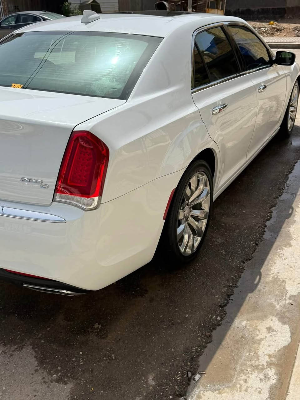 كرايسلر C300 V6 وارد كندي كلين تايتل فول للأخير C 
رقم دهوك شمالي 

-مقاعد جلد اسود 
-ستارة خلفية كهربائية
-كامرة خلفية 
-شاشة كبيرة تدعم ابل كار واندرويد اوتو 
- ويل مكسيكي أصل 
-بانوراما 
-ماشية 130 الف ميل 
-كشنات كهربائية مع خرن 3 وضعيات 
-جميع الكشنات تدفئة وتبريد منفصل لكل جهة
وبعد بيها هواي مواصفات .
مكان السيارة الديوانيه المركز 

*********** اتصال او واتساب
