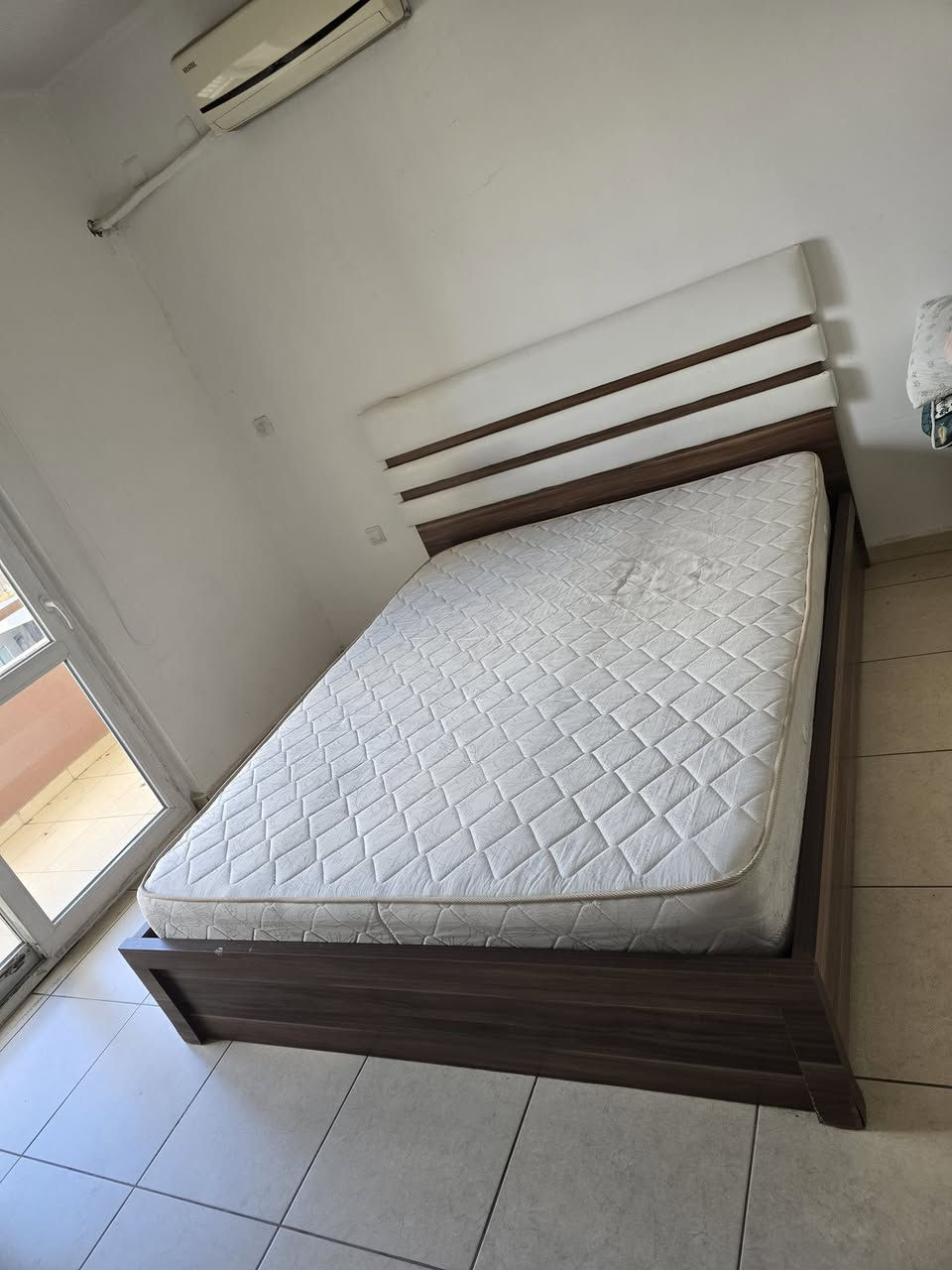 ئه شياي ناو مالى كامل بو فروشتن
بو په يوه ندى
هه موى به مليونيك
***********
