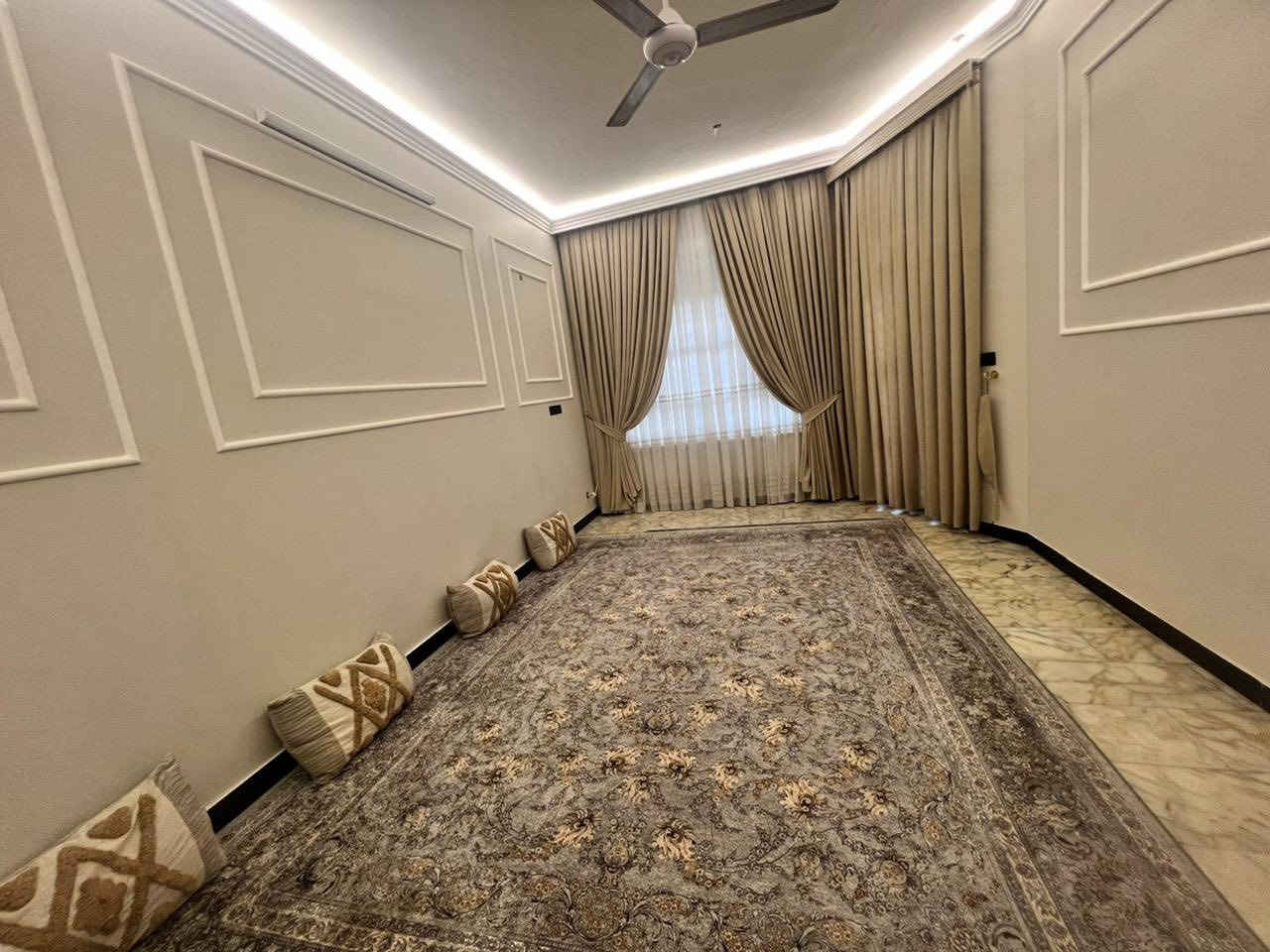 السلام عليكم
➖ دار حديث زنجيل ( على شارعين ) للبيع في شارع فلسطين  :-  
▪️المساحة : 78 م الواجهه : 5,20 م    النزال : 15 م   
▪️محله : 508  موقع جيد و شارع نافذ 
▪️يتكون : مدخلين صاله ومطبخ وخدمات و3 غرف نوم 
                           للاستفسار : 
                           ***********
                          *********** 
عنوان المكتب //  تقاطع النخله قرب مطعم قدوري مكتب الرحمن ّ
