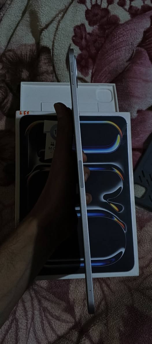 للبيع iPad Pro 11-inch M5 – 256GB – Silver
🔥🔥🔥
• بطارية 100%
• نظيف جدًا، بدون أي عيوب أو مشاكل
• مع الكرتون والشاحن والكيبل
• مركب عليه لصقة حماية (قيمتها 25 ألف)
• ويجي وياه كفر سيليكون للألعاب (قيمته 25 ألف)
تاريخ شراء موجود بلوصل 
السعر: 1,450,000 دينار عراقي قابل للتفاوض بالمعقول.

للمهتم، التواصل خاص.او رقمي ***********
