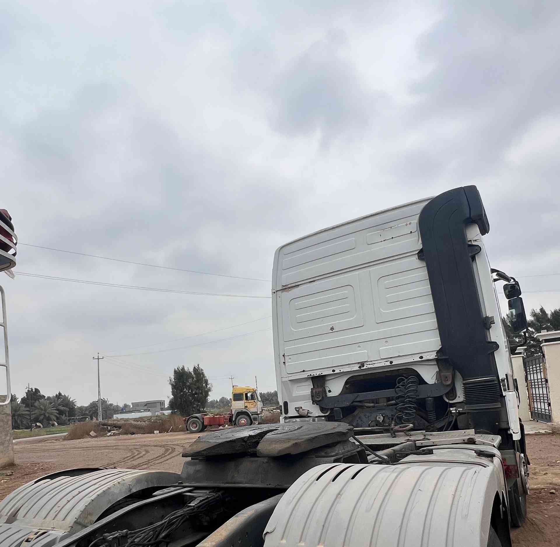 السلام عليكم سياره للبيع 2001 حجم 43 تخم تاير محرك كير كله مكفول سياره جديده 
رتايدر 5طكات بدون صبغ مسجله عربانه 4محاور تبريد تدفئه كله شغال رقم صلاح الدين تحويل مباشر
 للاستفسار الاتصال على الرقم ***********
