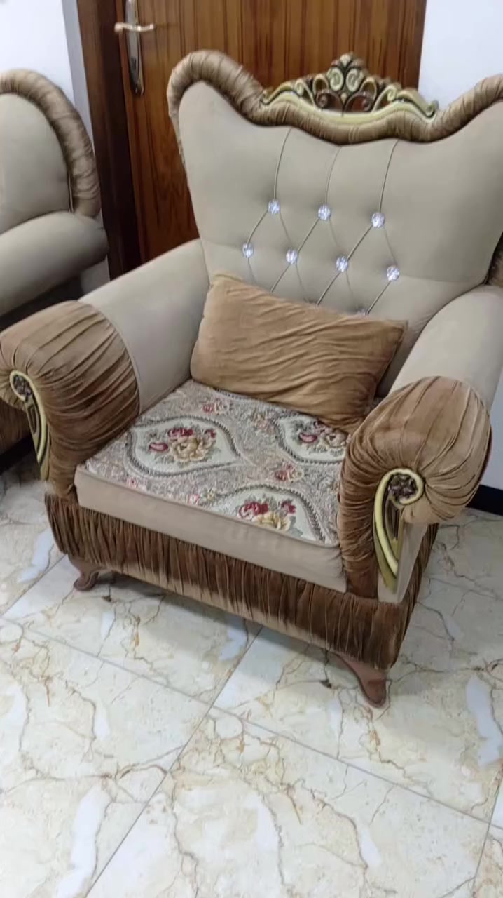 البيع تخم ٧ مقاعد العنوان الكريعات ***********
