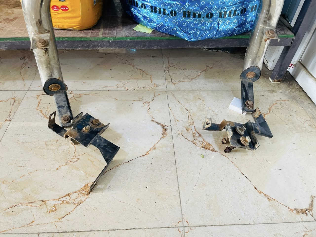 سلام عليكم             درع هايلوكس امامي اصلي سل ستيل كامل هوه وقاعداته (مكاني_ديالى_خالص_هبهب ).السعر (65) وبي مجال رقمي (***********) موجود ماسنجر وواتساب
