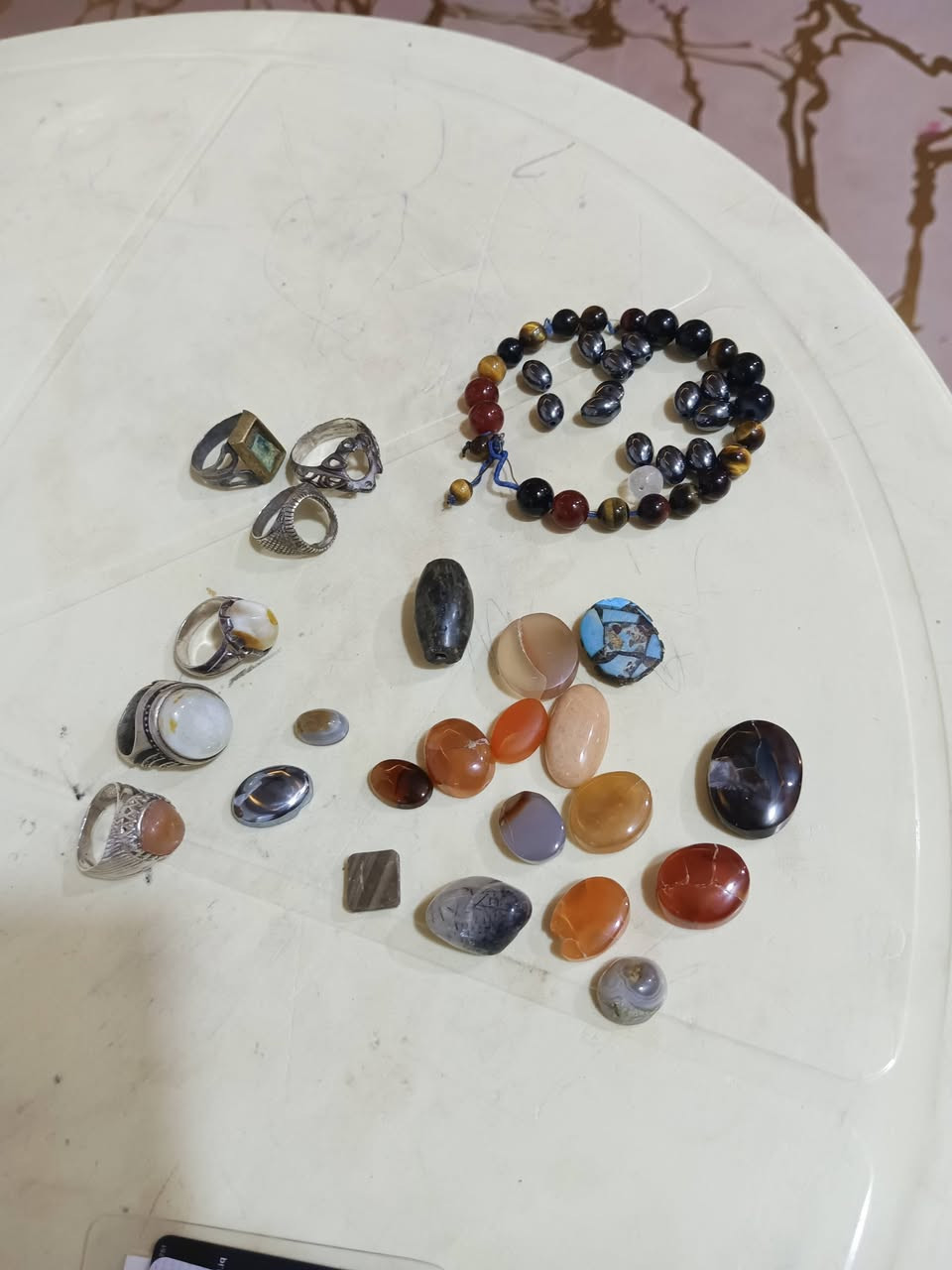 للبيع كلهن احجار عقيق مع قطعه در حسيني مع خاتم و حجر سليماني مع 3 خواتم فارغ فقط قال مع اسوار حجر التايكر و العقيق الجزع
مجموع السعر للكل 75 الف مع المجال


**إذا كنت صاحب هذا الإعلان وتريد حذفه لأي سبب، رجاءا أرسل رسالة إلى الدعم الفني**