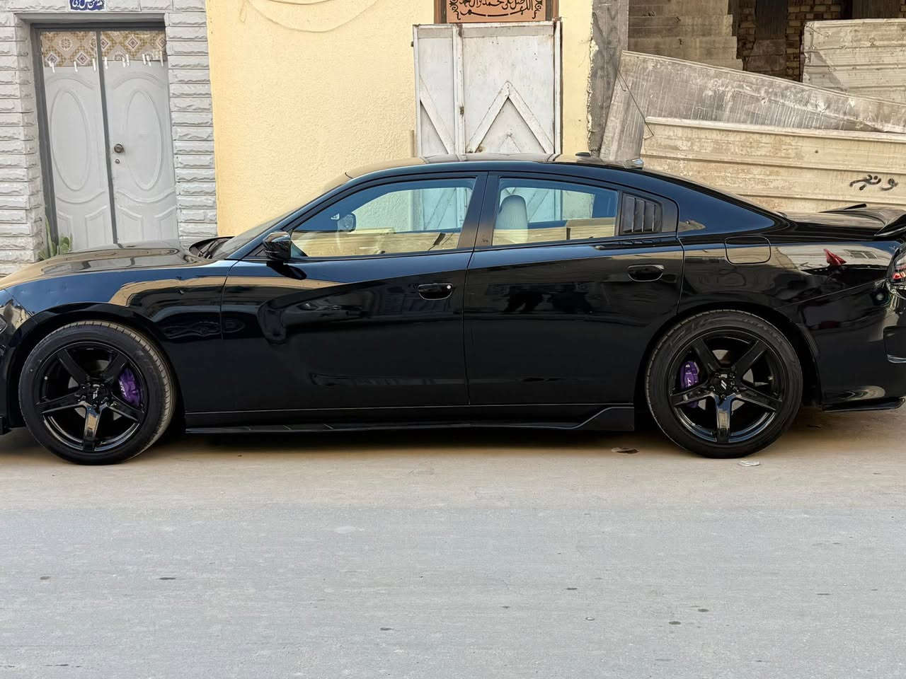 السلام عليكم جارجر للبيع مديل ٢٢ ماشيه ٧٨ الف كيلو متر حادث قطعتين جاملغ وبنيدv6 sxt محدثه جيتي السعر ٢٢٠ ***********
