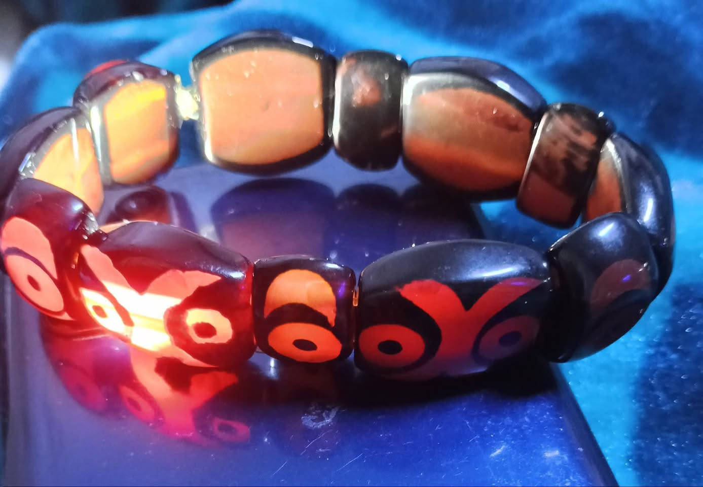 بريسلت من العقيق الطبيعي التبتي 
يُستخدم كإكسسوار عصري للجنسين أو كتميمة للحماية من الحسد  وجلب الحظ،  مصمماً على خيط مطاطي ليناسب مختلف المقاسات.


**إذا كنت صاحب هذا الإعلان وتريد حذفه لأي سبب، رجاءا أرسل رسالة إلى الدعم الفني**