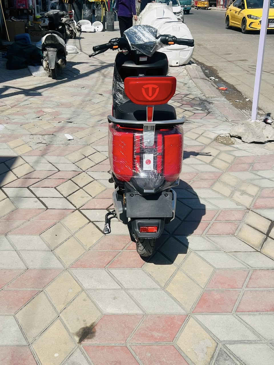 سلام عليكم دراجة شحن وحش الكون ريان للبيع 

مواصفات الدراجة
ملف 2000w 
6 بطاريات
ثلاث سرعات تمشي 75k/h
الدراجة تمشيك مسافه 65k الى 75k
دشبول.
لايت عالي ناصي بل اضافة الى رماش 
اشاير يمنة يسرة 
هورن+باركينگ
مثبت سرعه 
بريكات هيدروليك دهن 
التشغيل مالتها يجي ريمونت (بصمة) عدد 2وبيها سويج هم
منفذ شحن USB تلفون ومنفذ شحن الدراجة 
يجي بيها جهاز حماية انذار وتقفل تاير ميتحرك يعني مستحيل تنباك لا سامح الله 
الاستفسار  ***********واتساب فقط او سيم كارت
