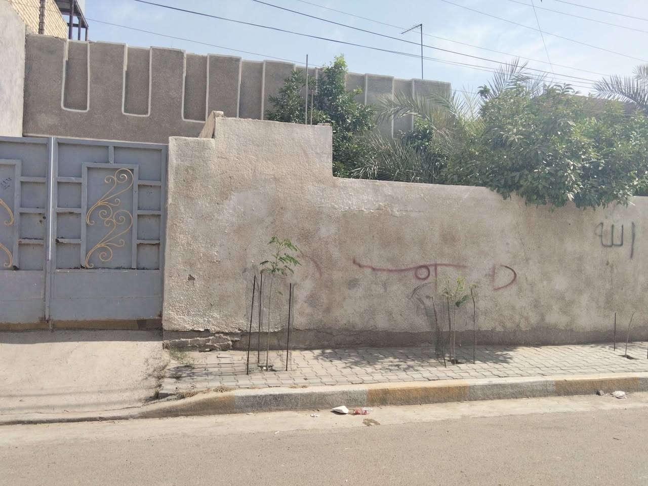 السلام عليكم ..
#للبيـع بيت مساحة 200 مـتـر ، اول بيت بصف الشارع التجاري مال 4000 ، محلة 211 ، قريب ع چكن إوسلو و المجلس البلدي .
مجاور إفـران اللامـي . 
* البيت سقفـه تعبان ومتضرر يرادلـه تبديل سقف ، وبعض الملاحظات .
 * يحتوي ع غرفتين نوم و هول و أستقبال و مطبخ ، كراج و حديقة و بي مدخلين . 
#ابيعلك موقع و بيت واقع حال .
#للتواصل رقمي ***********
