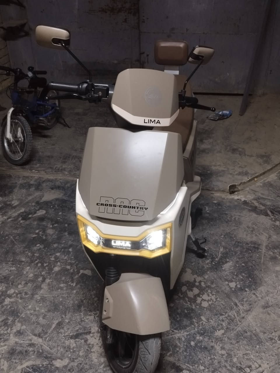 ليمة بوضع لشركة
خذتهة يوم ٢ شهر رمضان 

ضمان سنتين من معرض يوسف جويه 

٦بطاريات مسطرة يعني لشحنة لوحدة ٧٠ ك م  

نوع ليمة كاديلاك ٩ 

كريمي مميز 

نضافة ١٠٠ 

شراي خابرني 

وتدلل***********
