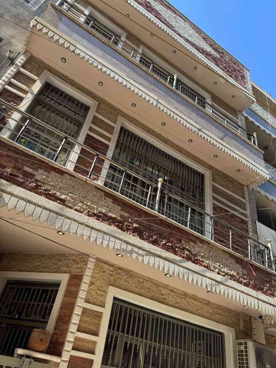 🏛️ بيت مميز للبيع - بغداد (الوزيرية،شارع المغرب/نجيب باشا).
بيت سكني بنظام بناء عمودي (3 طوابق) بموقع حيوى ومميز، وفق المواصفات التالية:
📍 الموقع: شارع المغرب - منطقة نجيب باشا (داخل قيصرية).
📐 المساحة: 70 متر مربع.
🏢 عدد الطوابق: 3 طوابق.
4 غرف نوم (غرفتين كبيرة + غرفتين وسط)
صالة مريحة + مطبخ.
3 حمامات موزعة على الطوابق.
📞 للإستفسار والتواصل:
للمزيد من التفاصيل أو لتنسيق موعد لمعاينة البيت، يرجى المراسلة على الخاص أو الاتصال مباشرة على الرقم التالي:
📱 ***********
(البيع من المالك مباشرة - الترحيب بالجادين فقط)
