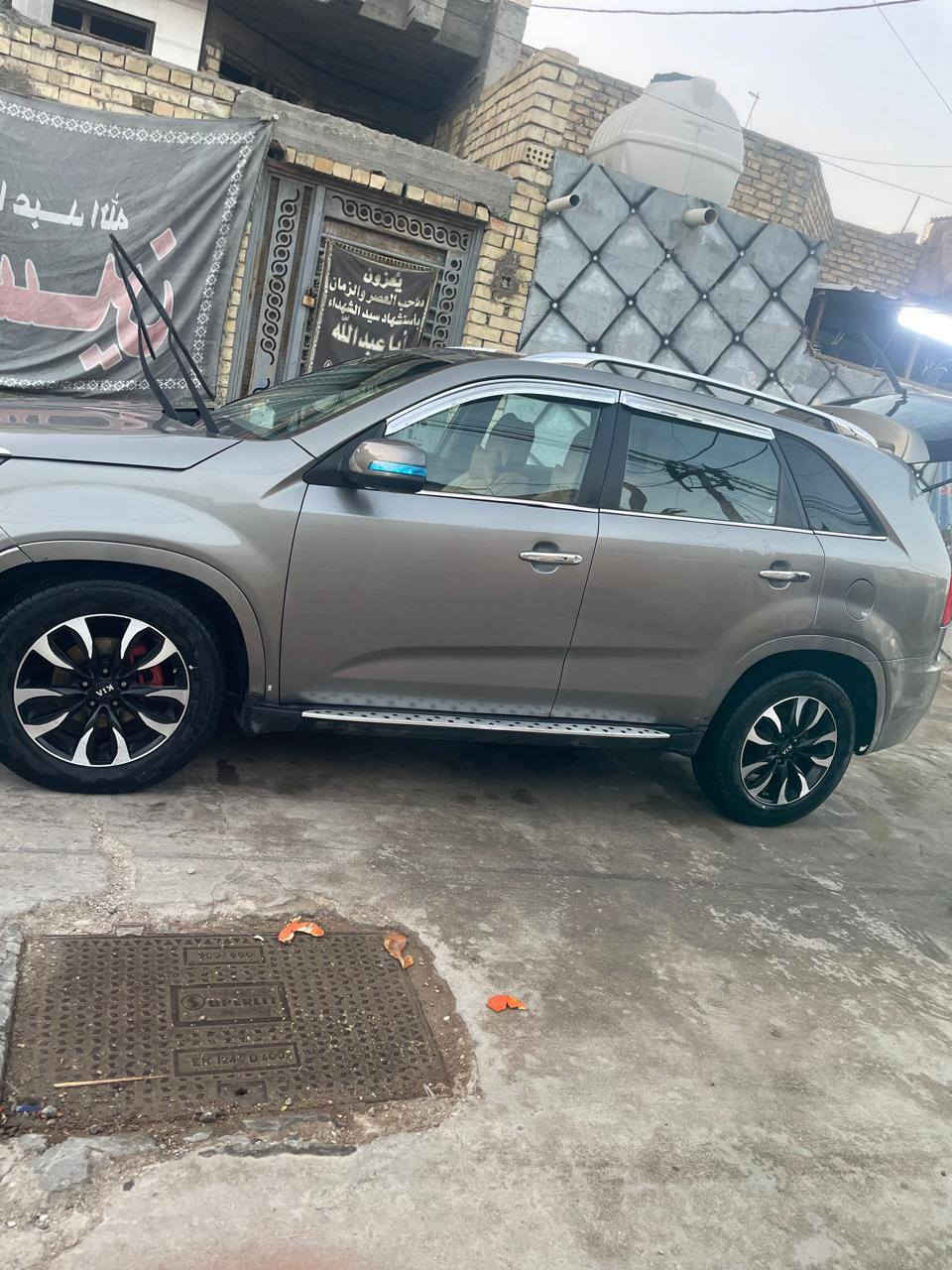 سلام عليكم سياره كيا سورنتو وارد أمريكي بصمه فتحه فول واحد عله واحد سته سلندر تخم  سبعه راكب تبريد 3قطع موديل 2013رقم ديالى العنوان بغداد بيع او مراوس الاتصال عله الرقم ***********
