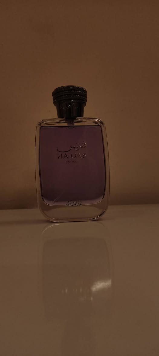عطر هوس (Hawas) من الرصاصي هو عطر أروماتك - مائي، يُعرف بكونه "وحشاً" في الأداء والجاذبية، وإليك وصفه:الرائحة: يبدأ بانتعاش فاكهي حاد من التفاح والبرغموت مع لمسة دافئة من القرفة، ثم يتحول لقلب مائي منعش يشبه نسيم البحر، ليستقر على قاعدة قوية من العنبر والمسك تمنحه طابعاً ذكورياً عميقاً.الأداء: يتميز بفواحان هائل وثبات يدوم طويلاً، مما يجعله الخيار الأول لمن يبحث عن عطر يلفت الانتباه من مسافات بعيدة.الطابع: عطر حيوي، عصري، ويجمع بين الانتعاش الصيفي والجاذبية "الهجومية" التي لا تُخطئها الأنف.


**إذا كنت صاحب هذا الإعلان وتريد حذفه لأي سبب، رجاءا أرسل رسالة إلى الدعم الفني**