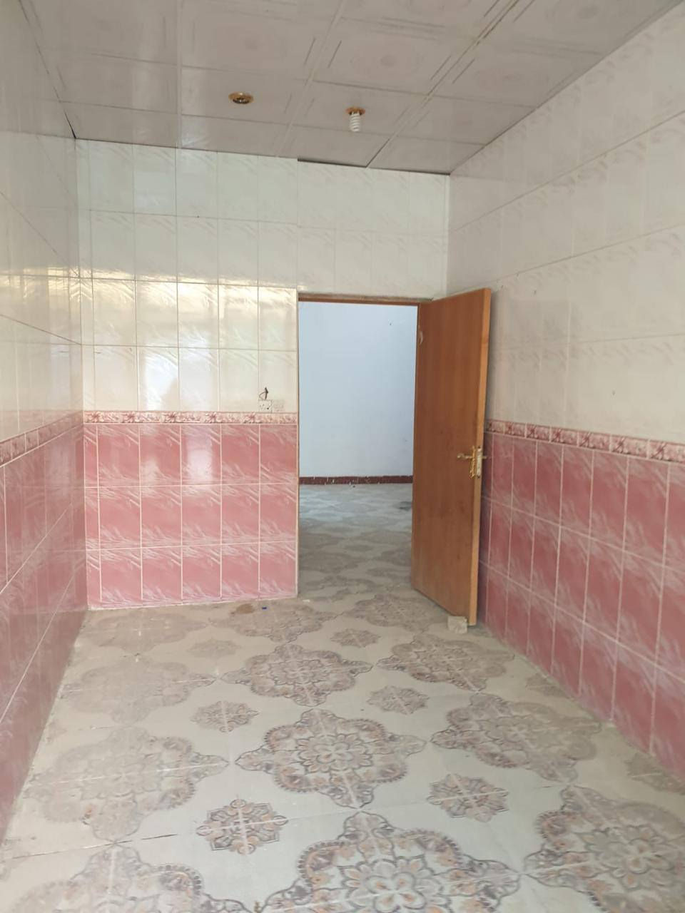 للبيع مشتمل مساحة 132م حي الشهداء قرب جامع عائشه
طابقين 2 غرف نوم 
استقبال صالة مناور مطبخ صحيات كراج
سيف البدري للعقار 
***********
