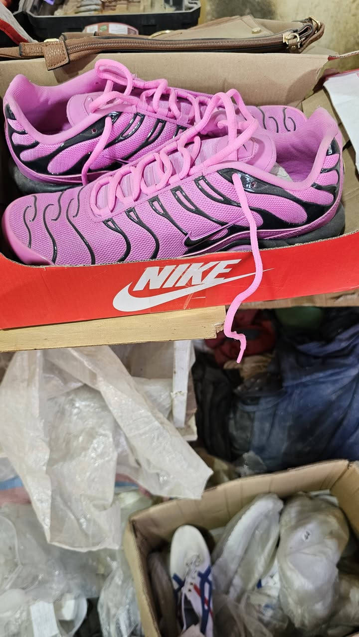 السلام عليكم  شعلة احذية بالة اوربي ماركات تقريبا ٢٥ زوج
سعر الزوج ٦ الاف
العمارة _الجمعيات شارع ٢٠
***********
