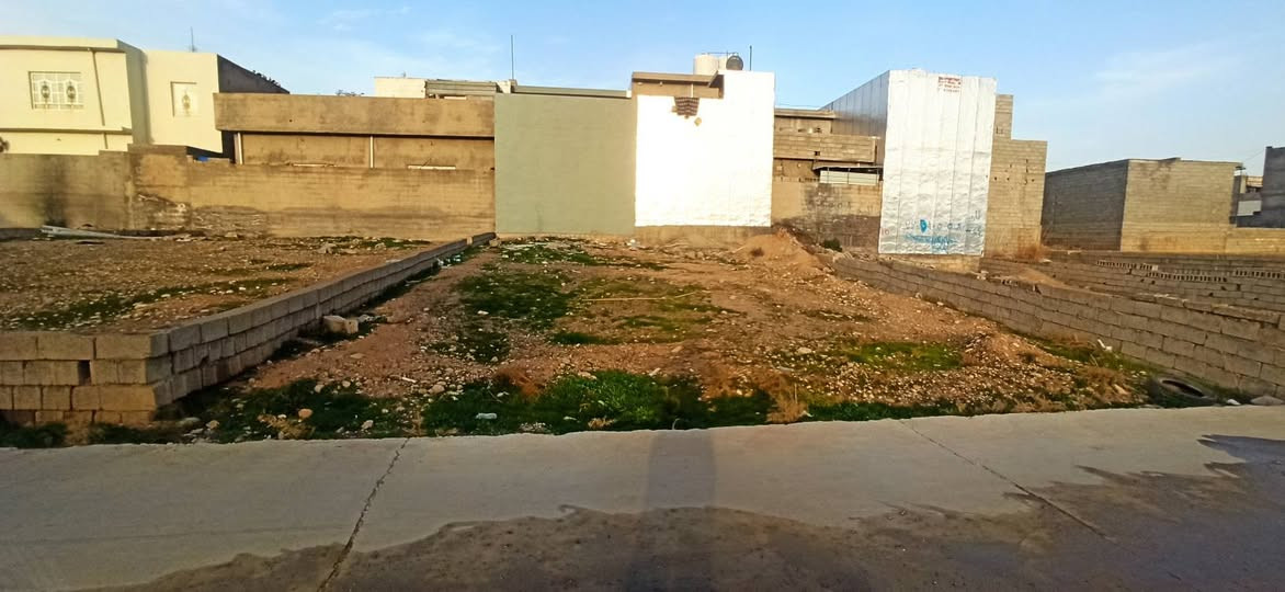 سلام عليكم متاح قطعة ارض مساحة ٢٤٠ متر ب_ اركوازي كيعان شيخ وريامثل ماموجود بل صورة الافرع كلة تبليط ومجاري وموقع الأرض ممتاز ومتوفر خط ماء منزل الموقع بصورة طريق خدرزندة مقابل حي شعلة  بفرع المولدة ثالث فرع عل اليسرة ماقبل اسواق جنات .للاستفسار ***********
