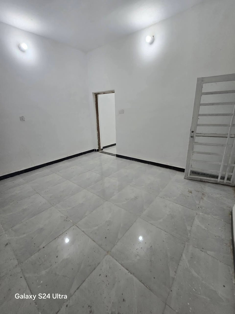 بيت لبيع بشارع المطار الجديدبشارع الحوزه المساحه ١٠٠متر البناء طابوك الساس كونكريت السكف عكاده يحتوي على غرفه وصاله ومطبخ والستقبال ما كامل عايز ضلع واحد السعر ٢١وبي  مجال قليل  للستفسار *********** مكتب بركات ام البنين قرب اسواق فدك مقابيل شارع السبيس البيت جديد تستلم مفتاح مباشر
