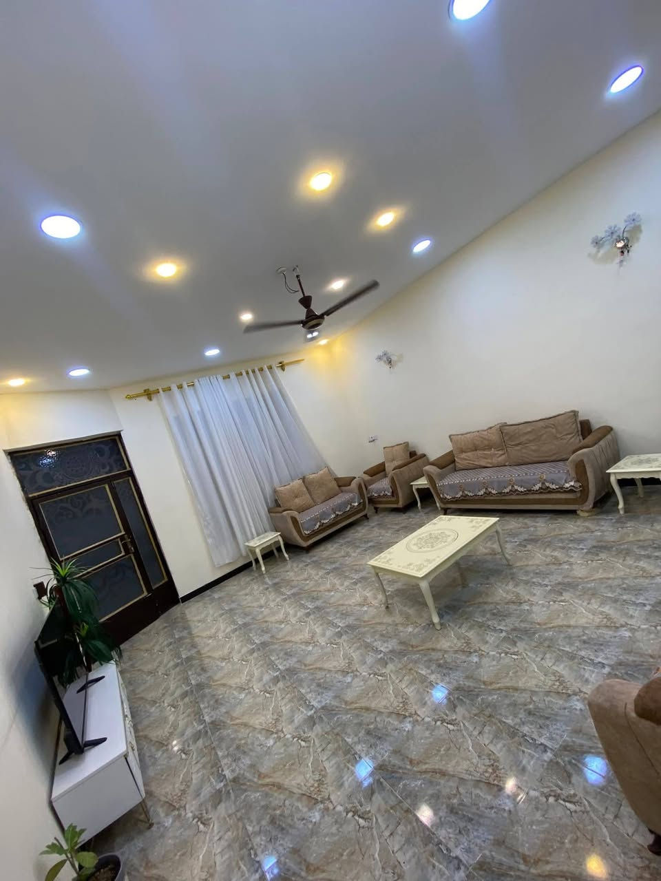 بيت بناء حديث شرط طابو سند 25 قرب جسر الجورجية بداية مدخل ركة حجي سهيل 

3 غرف استقبال مطبخ   فول سيراميك 200,متر عالي عن الشارع يبعد الف متر عن تقاطع القدس تقريبا

بيع او مراوس المناطق المراوس 
تقاطع سادة حي العبور
 دور الزراعة
سيف سعد 
بداية الحكيم. 

السعر 77 مليون وقابل للتفاوض. ***********
