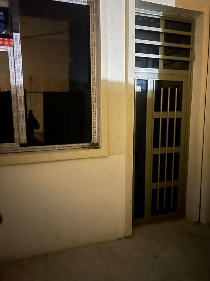 السلام عليكم بيت 75 متر طابق واحد وستاره وبيتونه كامل يحتوي غرفتين ومطبخ وحولي ومنور وحمامات اثني بناء حديث كامل للاخير شبابيك المنيوم شغل كله درجه اوله اشوف بعينك 
المكان الدوانم شارع 60 شارع بيت حجي عنيد  منطقه كامله الخدمات ماء كهرباء مجاري مقرنص 
للستفسار هـ 0770168590 //***********0
