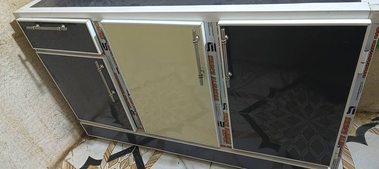 السلام عليكم كاونتر قطعتين ارضي وقطعه تعليك سنك مر كاونتر انضف من الصور كلش نضيف قياسه ثنين ونص متر السعر 350 وبي مجال عنواني البصرة القديمة وبخدمة الشراي اتصال+واتساب ***********
