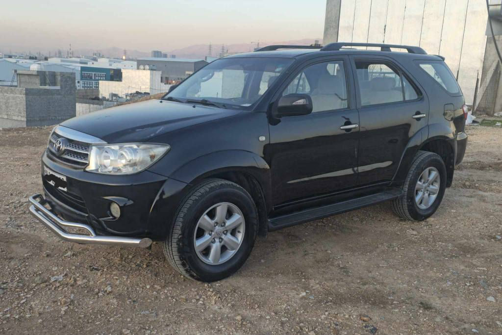 تۆیۆتا فۆرچنەر 2011 ، ڕەنگی ڕەش ، قفڵ مەرکەزی ، تەبرید مەرکەزی ، جام و ئاوێنە کارەبا ، سێ ڕیز کوشن ، گێڕو مەکینەو تەبرید بەشەرت ، بێ دەعم و بێ بۆیاخ ، ڕەقەم هەولێر ، سەنەوی تازە ، 155 وەرەقەو مامەڵە *********** أربيل, العراق
