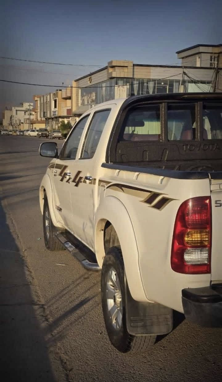 توێتا هایلۆکس مـودیل 2009 سعودی ناو سور  گێر عادی 270km هەقیقی ڕۆشـتووە توند و تۆڵ دەعامی بۆ دەعامی بەشەرت پیش و پشت کەپس دەرگای سایەق و دوای سایەق گۆراوە بیلاد کراوەتەوە سەری سەنەوی بەسەرچووە بەناوی خۆمانەوەیە 230 هەزار غەرامەی لەسەرە دوای مەعامەلە پارەی خۆت وەرگرە سعری 185 مەعامەلە  
***********
