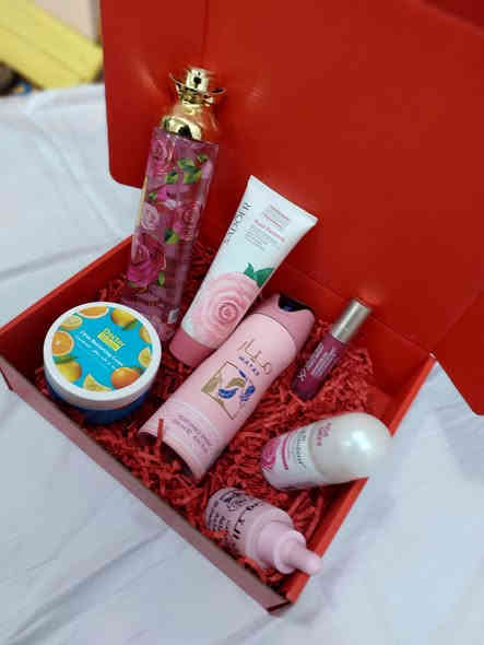 🎁✨
عروض رأس السنة بلّشت… ومحل حجابات وكوزمتك الهادي 2  جابلكم أحلى باكيت عناية للبشرة والجسم!
😍💖

📦 باكيت عناية كامل داخل بوكس مرتب وجاهز للإهداء:
🌹 معطر جسم راقي
🌸 كريم يدين ناعم بالرائحة الوردية
💄 قلم حمرة أنيق
🧴 مزيل تعرق لطيف
🍊 كريم ترطيب برائحة الحمضيات
💧 قطرات معطره للجسم والشعر 
💗 سبراي جسم منعش

✨ شكل الباكيت روعة ومناسب كـ هدية رأس السنة
✨ الكمية محدودة 🔥
✨ متاح من هسه لحد نفاد المخزون

📍 حصرياً في: حجابات وكوزمتك الهادي  
😊 نورتونا… وأعياد سعيدة مقدماً 🎉❤️
   للحجز المراسلة واتس اب ***********

