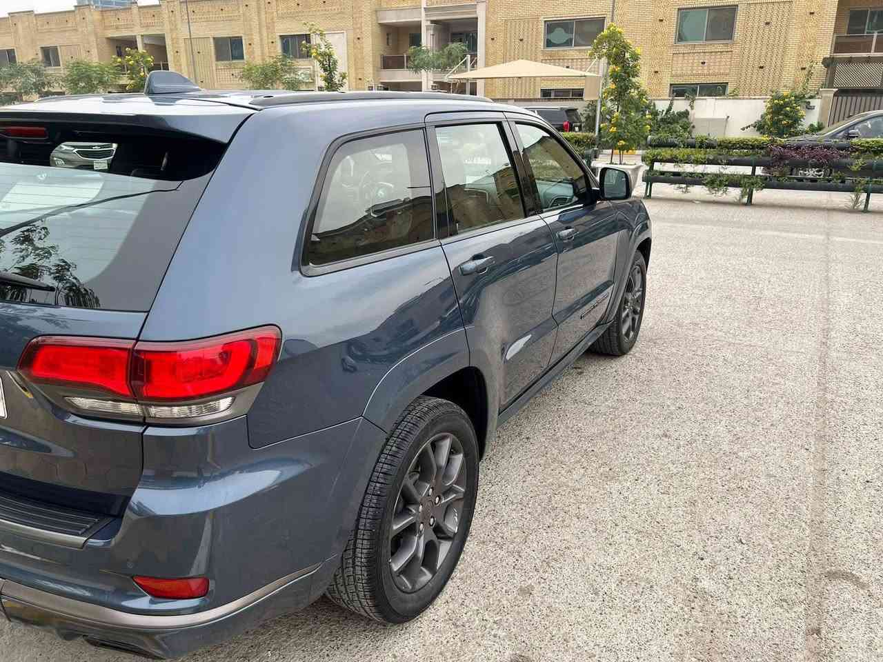2021 JEEP GRAND CHEROKEE, HIGH ALTITUDE
* جيب 2021 فول مواصفات 
* بانوراما 
* رادار امامي توقف ذاتي 
* رادار خلفي 
* تحديد مسار 
* رادارات جانبيه 
* Park Assist  السياره بيهه اوتو  بارك 
* نظامAuto Start-Stop تطفى المكينه وتشغلهه تلقائيا بالازدحامات 
* نظام ECO 
* نظام sport 
* مقاعد خزن ميموري 
* مقاعد كهرباء 
* مقاعد جلد اسود 
* مقاعد امامي خلفي تدفئه تبريد 
* شاشه كبيره تتحكم بكل تفاصيل السياره من خلالهه 
* CarPlay
* المري الجانبيه شفط 
* المري الجانبيه والوسطيه بيهه امكانيه تعتيم 
* سمعات Alpine
* دمام بالجنطه 
* جنطه كهرباء 
* حاله الايرباك سليم 
* ماشيه 44mi 
* السياره عليهه ادامه كامله وتايرات جديده بدون مصرف نهائيا 
* حادثهه  بدون ايرباك بدون شواصي بدون لغد بدون حداديه 
* مبدل جاملغ امامي جهه اليمين + بنيد + باب خلف السائق بارد ومرشوش كلير فقط يعني السياره بيهه 3 قطع
***********
