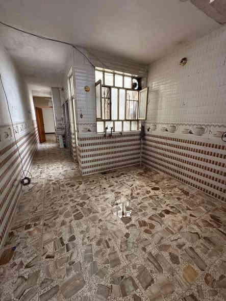 دار مساحته 100
متر طابو ملك صرف 
سكني يحتوي عل 2 غرف نوم 

واستقبال ومطبخ وخدمات

موقعه الانتصار شارع ال 25 قرب الملعب 

موقعه مميز وسط المنطقه 

سعر (75)
***********
